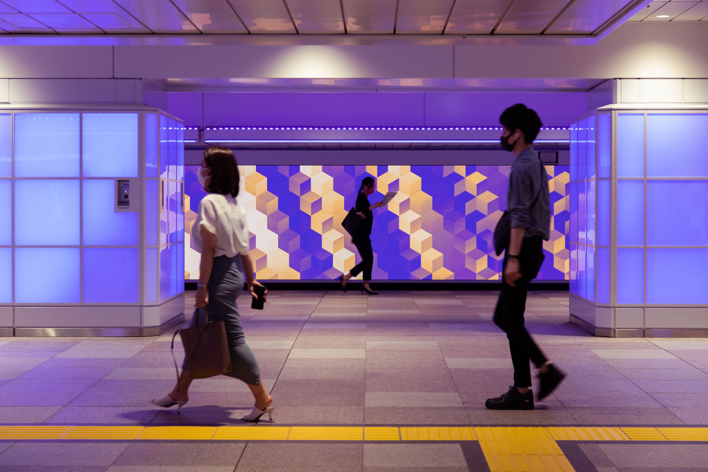 Bain de couleurs à la gare de Shinjuku, à Tokyo