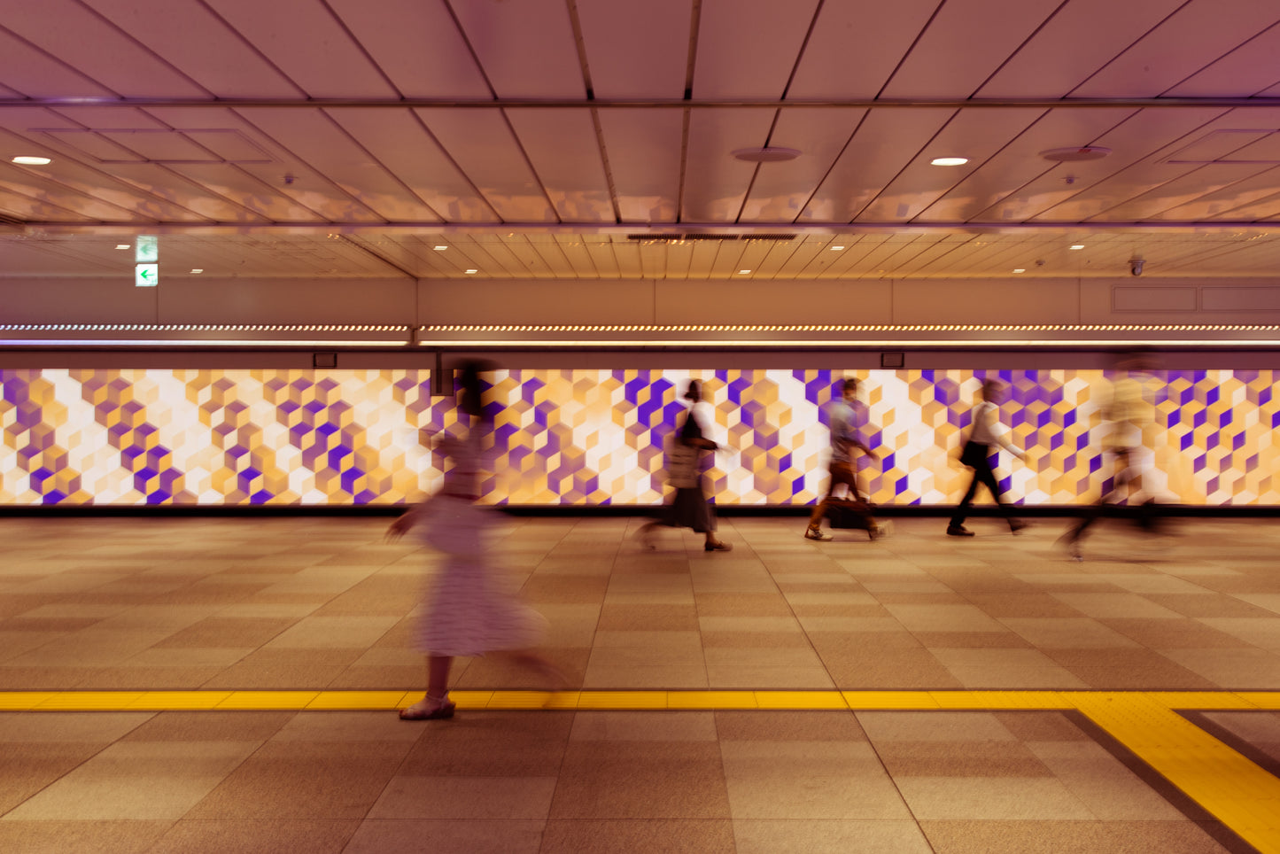 Bain de couleurs à la gare de Shinjuku, à Tokyo