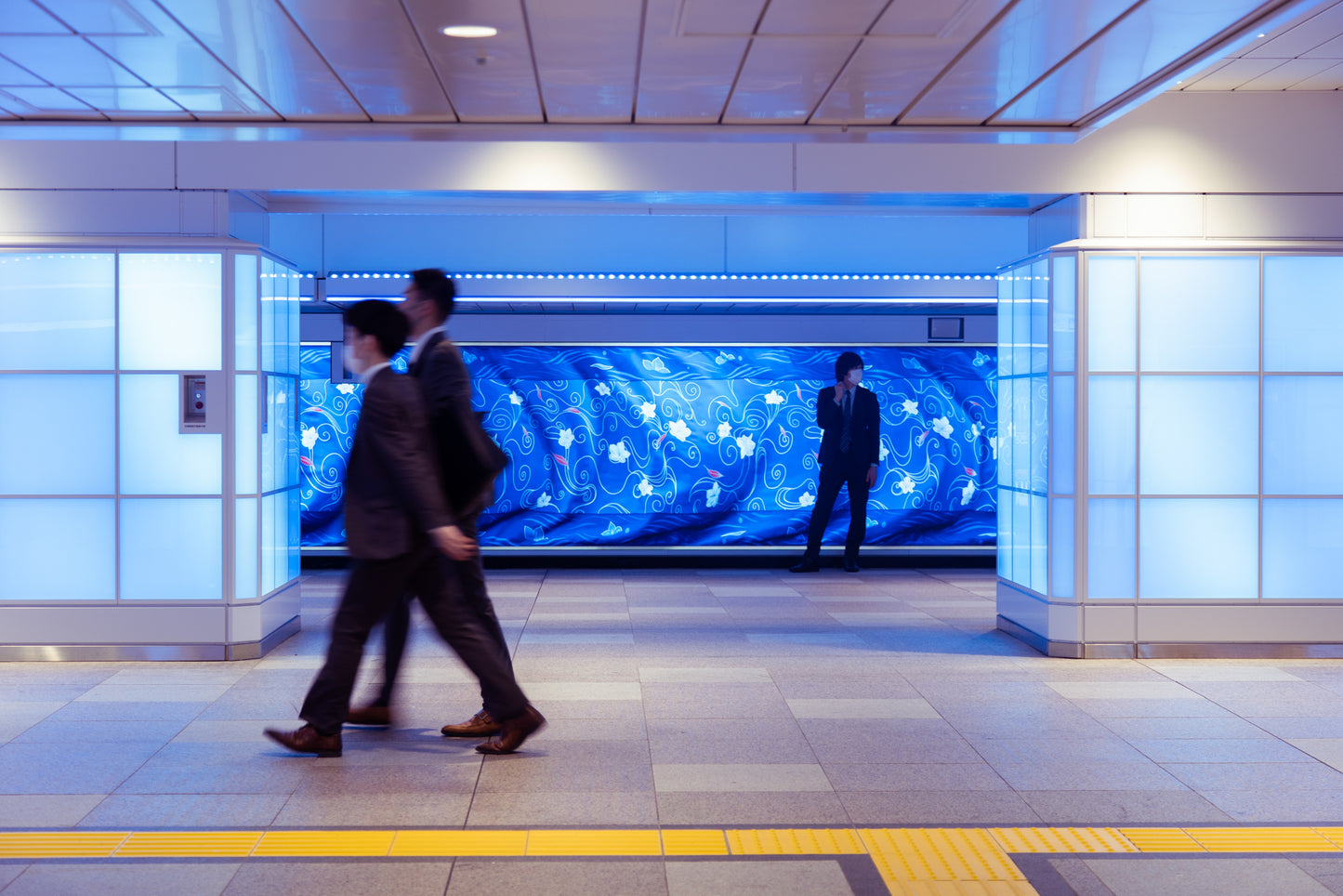 Bain de couleurs à la gare de Shinjuku, à Tokyo