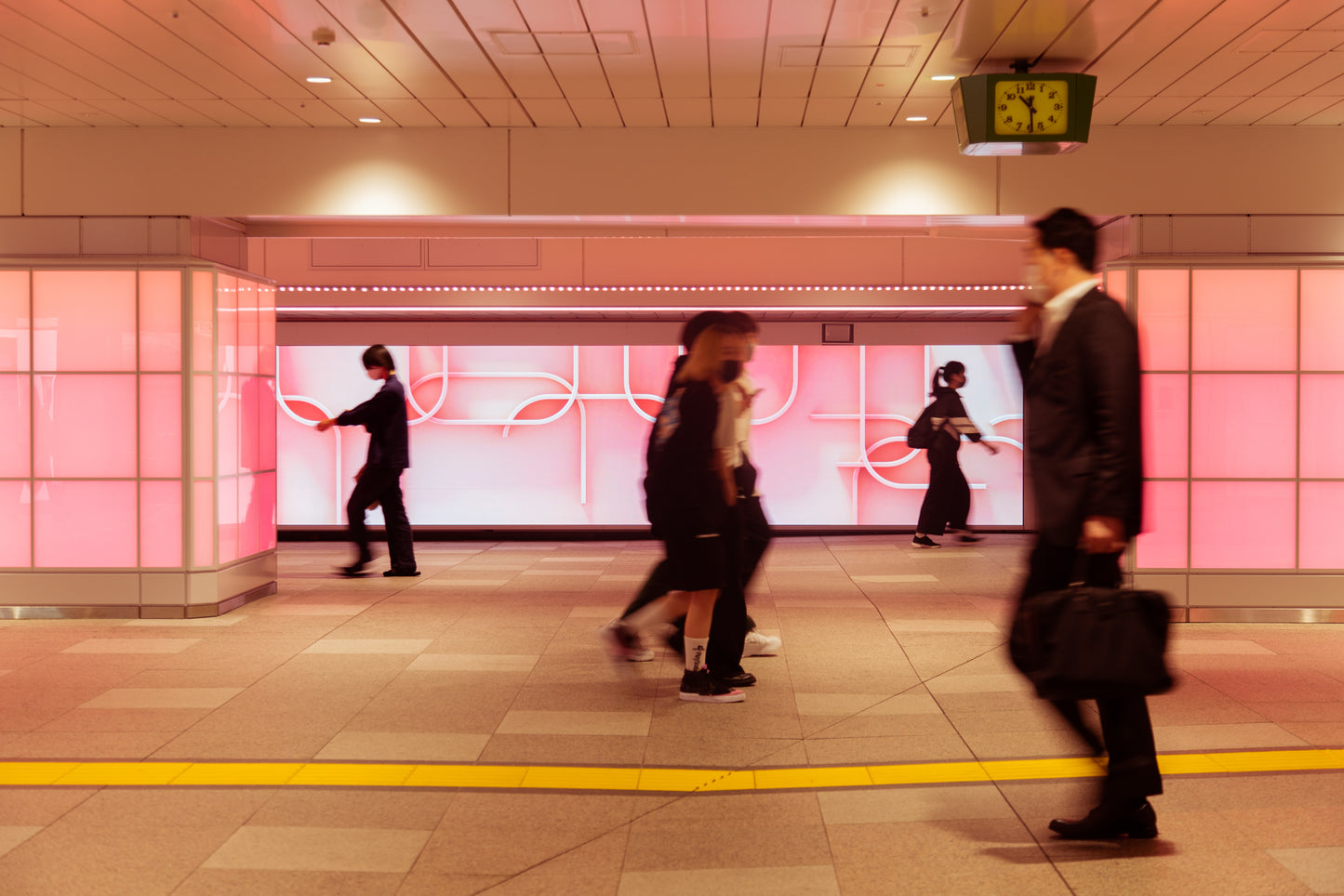 Bain de couleurs à la gare de Shinjuku, à Tokyo