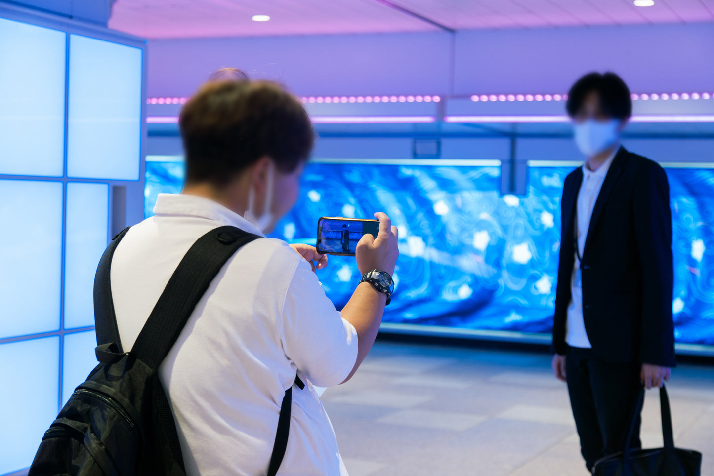 Bain de couleurs à la gare de Shinjuku, à Tokyo