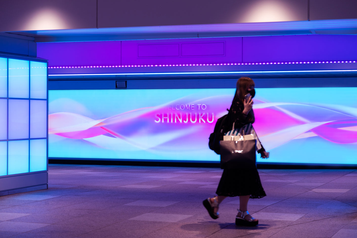 Bain de couleurs à la gare de Shinjuku, à Tokyo