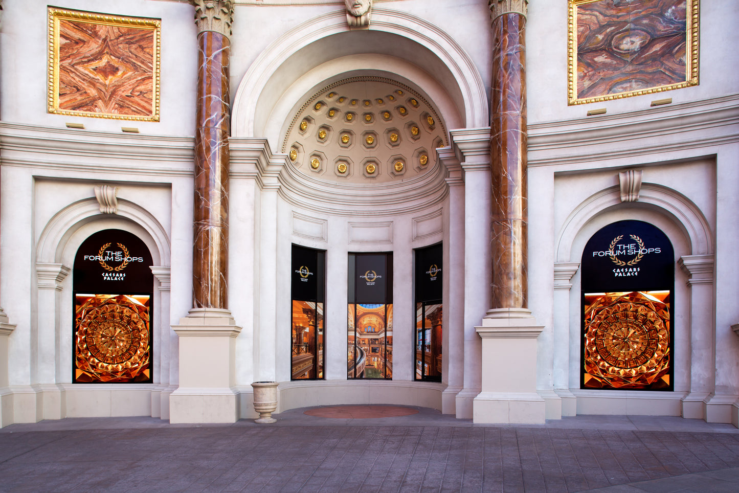 The Forum Shop's Multimedia Marquee